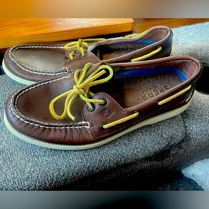 Men’s size 8.5 dark brown Sperry boat shoes.